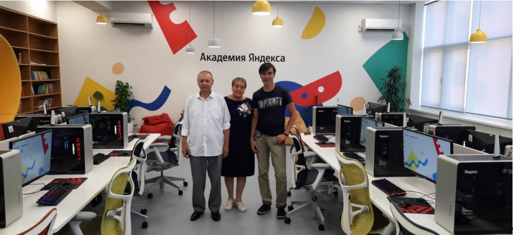 Участники авторской группы «Школьной лаборатории 4.0» А. Козлов, Т. Погребная, И. Сабанчин в кабинете «Яндекс» Президентского лицея Сириус